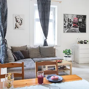 Dora Near Buda Castle With Parking! Apartamento